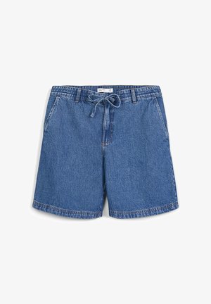 Blaue Jeansshorts mit Fronttaschen, Gürtelschlaufen und einem Kordelzug am Bund, flach auf einem weißen Hintergrund präsentiert.