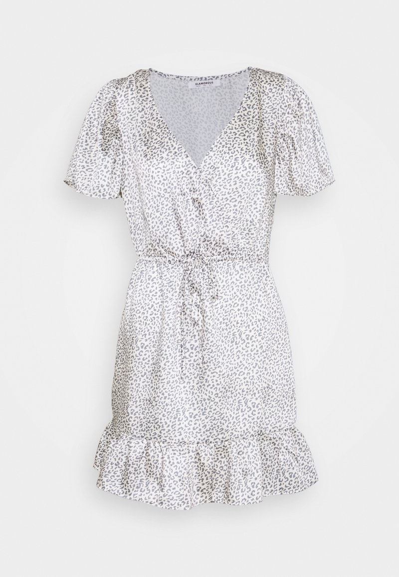 Robe blanche à manches courtes avec imprimé léopard gris, col en V, taille à nouer et ourlet à volants.
