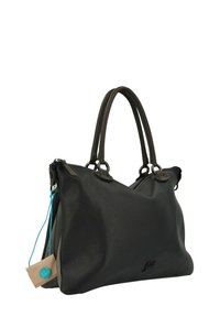 Borsa a tracolla in pelle nera con superficie testurizzata, manici doppi marroni, accessori in argento e un'etichetta blu. Chiusura con zip nella parte superiore.