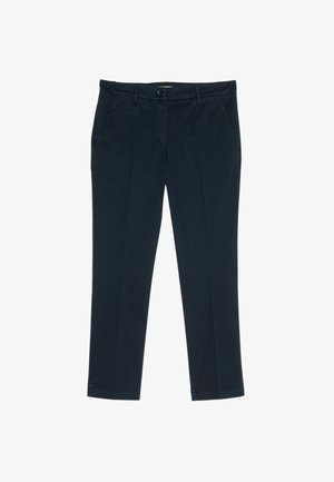 Pantaloni su misura blu navy con tasche anteriori oblique, chiusura con bottone e passanti per cintura, mostrati distesi su uno sfondo bianco.