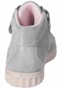 Stivale alla caviglia in suede grigio con interno rosa e suola in gomma, dotato di una cinghia con velcro e delicate finiture glitterate sulla parte superiore.