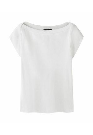 Witte kortermelige geribde gebreide top met brede boothals, aansluitende pasvorm en klein merklabel aan de binnenkant van de kraag.