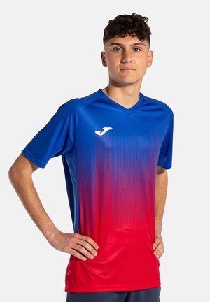 Camiseta deportiva de corta manga con diseño en V, en un degradado azul y rojo, y patrón de textura a rayas, hecha de material ligero y transpirable.