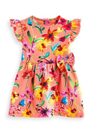 Blomstret kjole i koral med flæseærmer og detaljer med sløjfe. Har farverige blomster, sommerfugle og et design med en indsamlet nederdel.