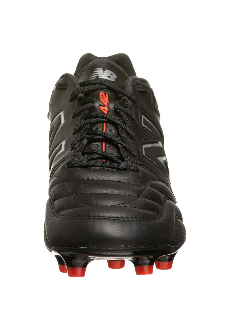 Scarpe da calcio sintetiche nere con dettagli rossi e arancioni, dotate di una tomaia testurizzata, chiusura con lacci e suola con tacchetti modellati.