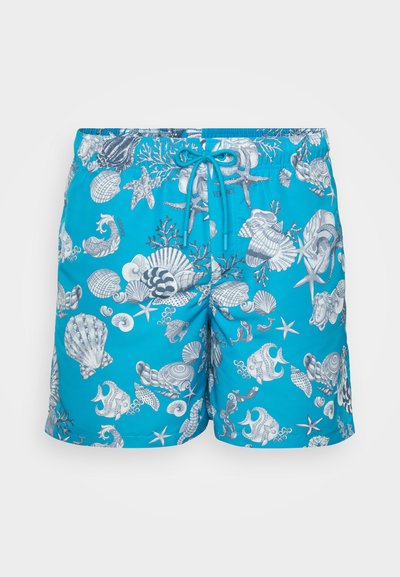 Shorts de bain bleus avec un motif de vie marine en blanc, comprenant des coquillages, des poissons et du corail, avec une taille élastique et un cordon de serrage.