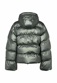Veste d'hiver matelassée vert foncé brillante avec capuche, sections horizontales matelassées et manches longues, vue de dos.