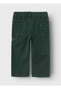 Pantaloni corti in cotone verde scuro con due tasche posteriori, una tasca cargo laterale e una vestibilità dritta. Orlo e vita cuciti per una maggiore durata.