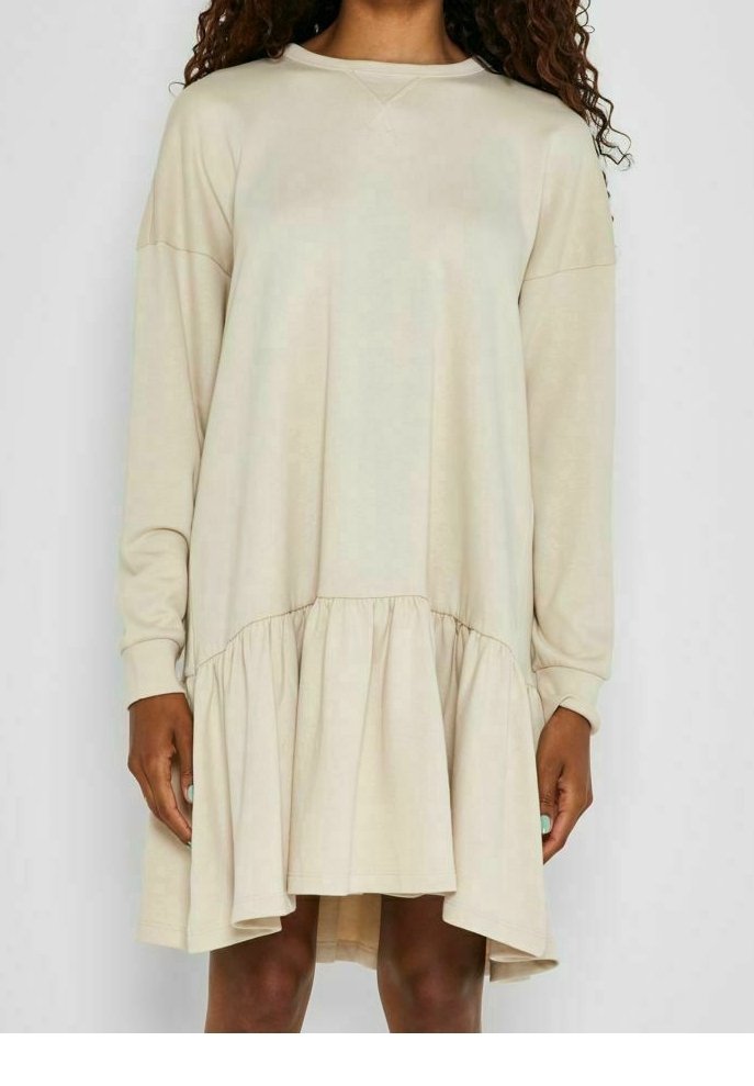 Béžové dlouhé šaty s dlouhým rukávem a kulatým výstřihem, které mají rozšířený lem a zřasené detaily v pase. Měkká látka s hladkou texturou.