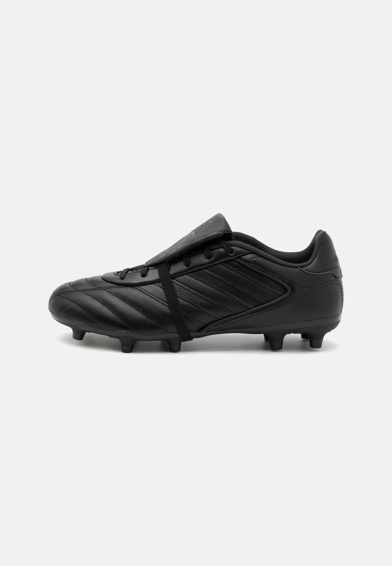 Bottes de football noires en cuir avec une surface texturée, présentant des rayures diagonales, un système de laçage et des crampons moulés.