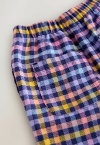 Multifarvede ternede shorts med en marineblå base, prydet med gul, pink og lys blå. Elastisk talje og detaljer med sidelommer.