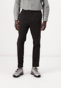 Tommy Jeans ISAAC CASUAL - Chinos - black