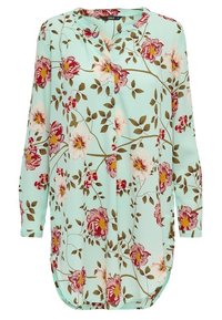 Blouse à manches longues bleu clair avec un motif floral en rose et bordeaux. Elle présente un col arrondi et des boutons sur le devant.