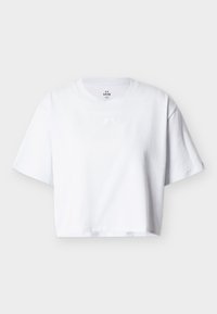 Λευκό κοντομάνικο cropped T-shirt με στρογγυλή λαιμόκοψη και μικρό, κεντρικά τοποθετημένο λογότυπο Under Armour κάτω από το γιακά.