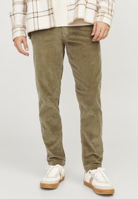 Jack & Jones JWHACE JJHARVEY - Pantaloni - elmwood