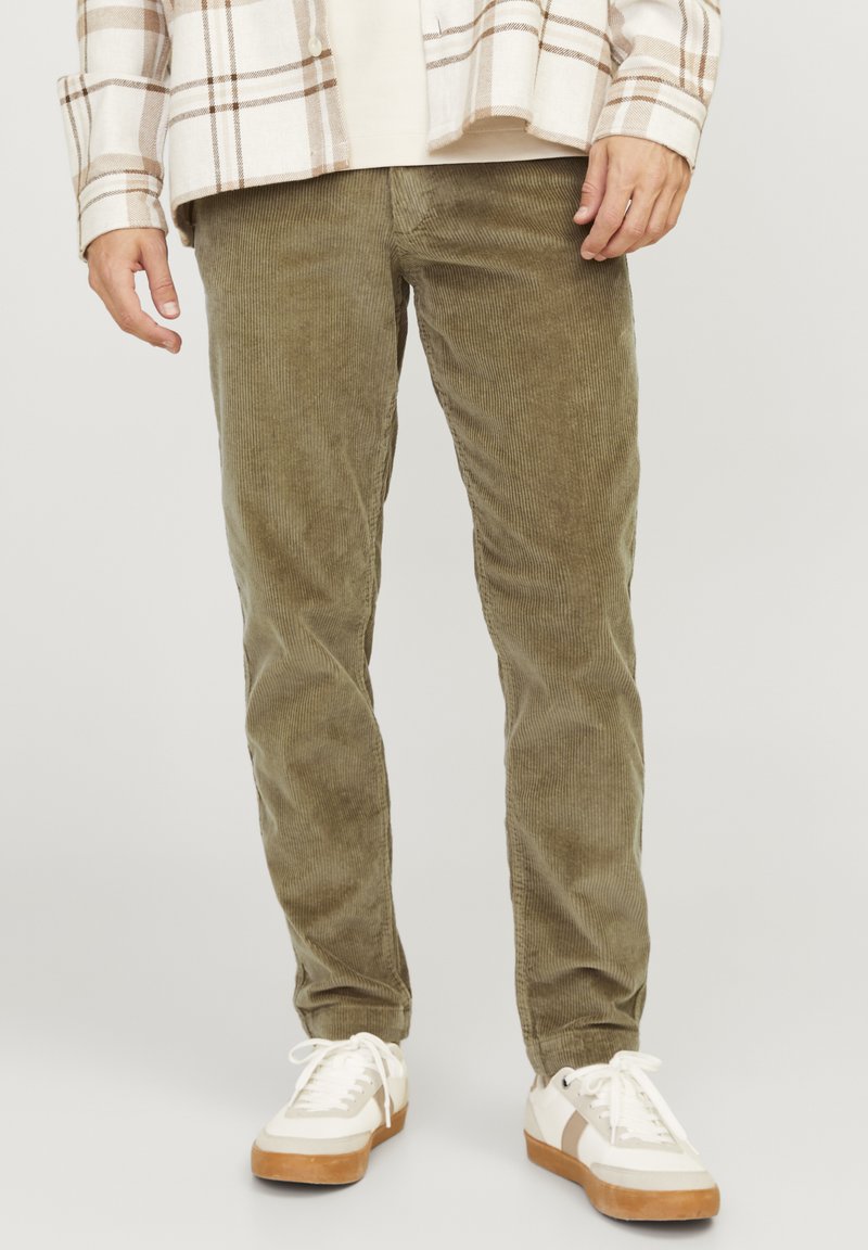 Jack & Jones JWHACE JJHARVEY - Pantaloni - elmwood