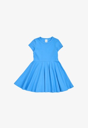 Robe bleue à manches courtes avec corsage ajusté et jupe évasée, fabriquée en tissu doux, adaptée au port décontracté ou quotidien.