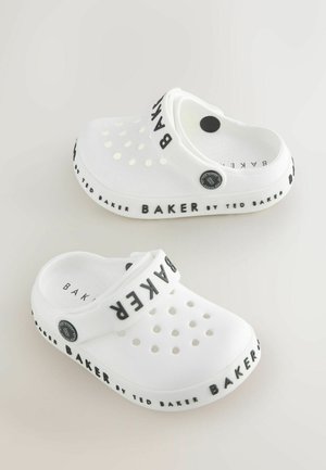 Baltos klumpės, pagamintos iš sintetinės medžiagos, su ventiliacijos skylutėmis, nugarinės dirželio ir juodais tekstiniais akcentais, skaitančiais "BAKER by TED BAKER."