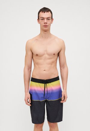 Schwarze Schwimmshorts mit einem Farbverlauf in lila, pink und gelb. Hergestellt aus leichtem Material, haben sie einen Kordelzugbund und eine Seitentasche.