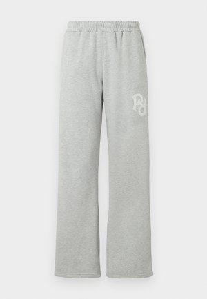 Pantaloni de trening gri cu cintura elastică, design cu picior drept, textură moale și un mic logo alb pe partea stângă.