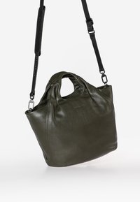 Borsa a mano in pelle verde oliva con superficie texturizzata, dotata di due manici superiori e di una tracolla nera regolabile.