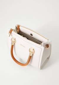 Borsa a tracolla bianca in pelle con manico marrone chiaro, hardware dorato e due scomparti con zip. Presenta il logo sulla parte anteriore e un design strutturato.