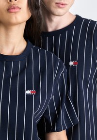 Tommy Jeans VERTICAL STRIPE TEE UNISEX - Camiseta estampada - dark night navy