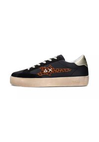 Baskets noires avec des accents imprimés léopard, des lacets blancs, une semelle texturée et un détail de talon en or métallique.