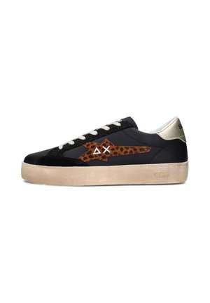 Sneaker nere con dettagli in stampa leopardata, lacci bianchi, suola testurizzata e particolare in oro metallizzato sul tallone.