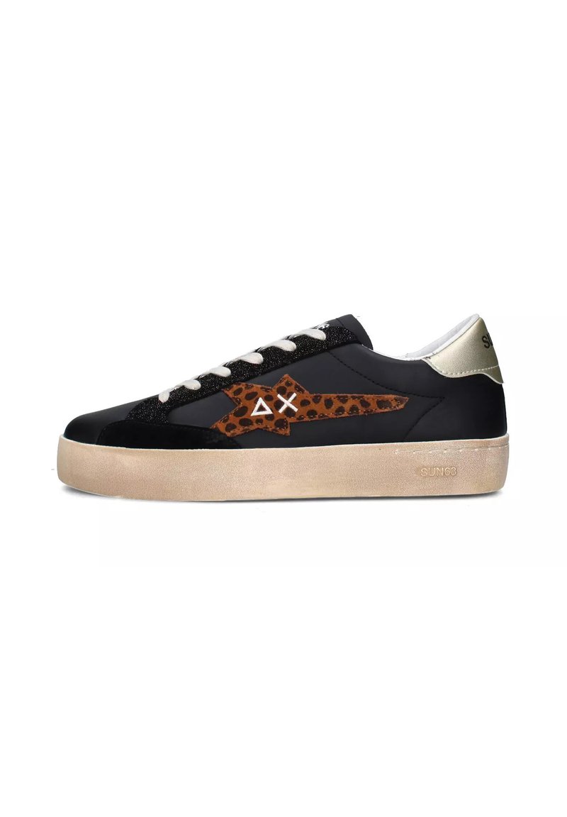 Baskets noires avec des accents imprimés léopard, des lacets blancs, une semelle texturée et un détail de talon en or métallique.
