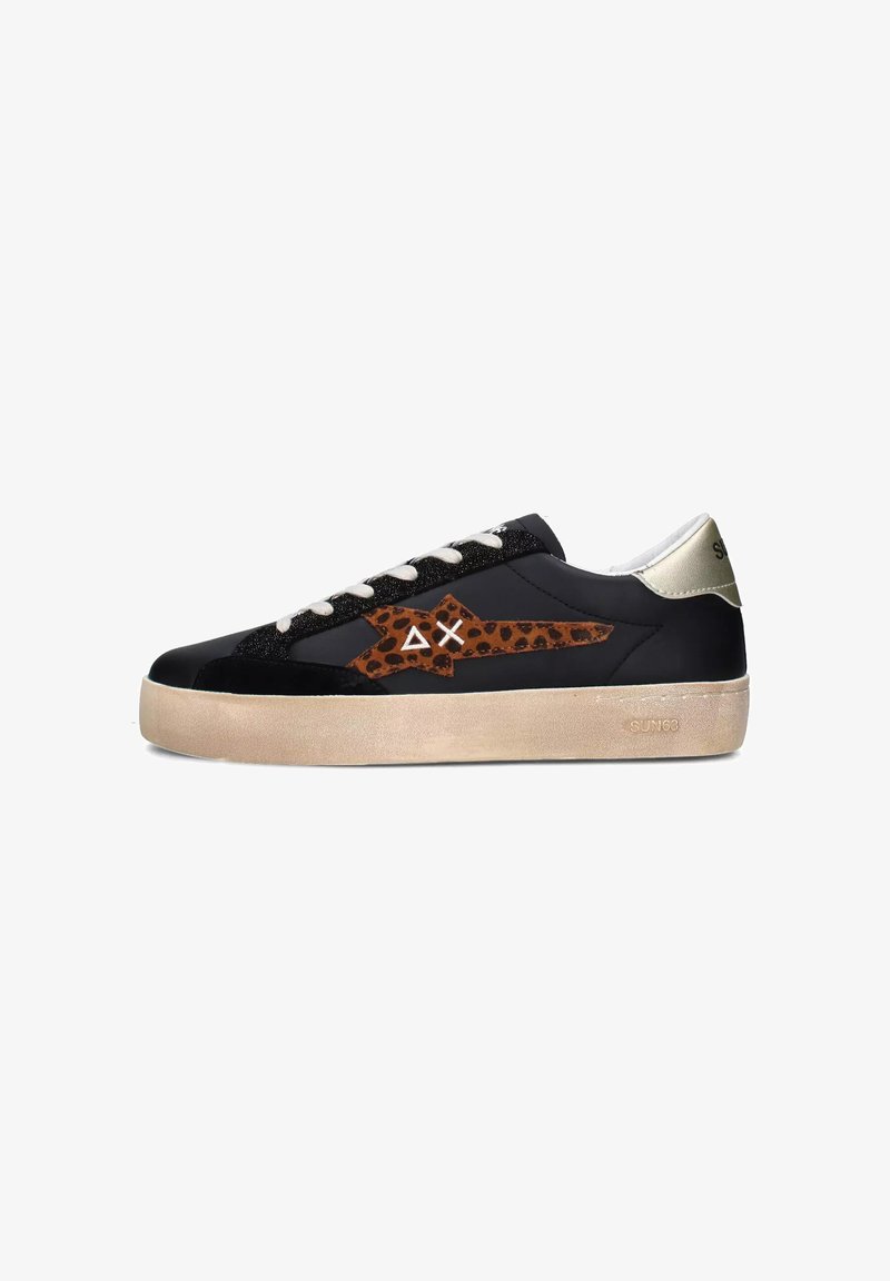 Zapatillas negras con acentos de estampado de leopardo, cordones blancos, suela texturizada y detalle de talón metálico dorado.