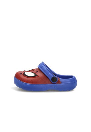 Zapato sin cordones para niño en rojo y azul con un diseño de la cara de Spider-Man en la puntera y una correa azul ajustable en el talón.