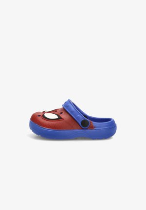 Zapato sin cordones para niño en rojo y azul con un diseño de la cara de Spider-Man en la puntera y una correa azul ajustable en el talón.