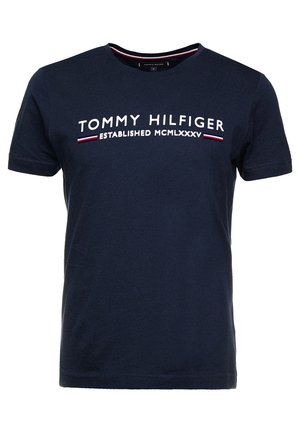 Granatowy T-shirt z krótkim rękawem z napisem "Tommy Hilfiger Established MCMLXXXV" oraz czerwono-biało-niebieskimi paskami poniżej napisu.