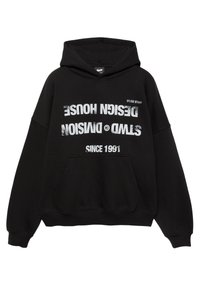 Črna kapuca z žepom spredaj, bel obrabljen napis "STWD DMISION DESIGN HOUSE SINCE 1991" natisnjen na glavo.