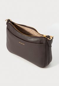 Bruine leren crossbody tas met een textuurafwerking, gouden hardware, ritssluiting en binnenzak. Subtiele logo aan de voorkant.
