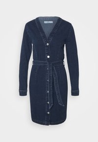 Mörk denimklänning med V-hals, långa ärmar, framknäppning och midjebälte. Har en figurnära siluett och knälång längd.