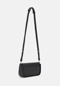 Sac à bandoulière en cuir noir de forme rectangulaire, texture lisse et accents en métal doré. Sangle ajustable pour un port polyvalent.