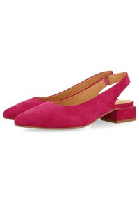 Zapatos slingback de ante fucsia con punta afilada, pequeño tacón cuadrado y forro interior suave; diseño minimalista sin herrajes visibles.