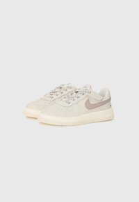 Baskets en cuir beige avec une semelle crème, présentant des accents gris et des lacets multicolores. Comprend des détails perforés et un logo.