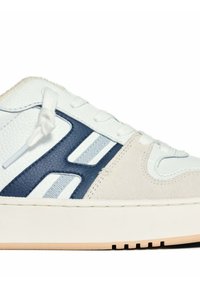 Baskets pour hommes en cuir blanc avec des accents bleu marine, détails en daim doux, lacets plats et semelle en caoutchouc texturée pour une meilleure adhérence.