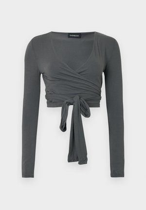 Κοντό τοπ με μακριά μανίκια σε σκούρο γκρι, με V-λαιμόκοψη, σχέδιο τύπου wrap και λεπτομέρεια ζώνης στη μέση, κατασκευασμένο από μαλακό, ελαστικό ύφασμα.