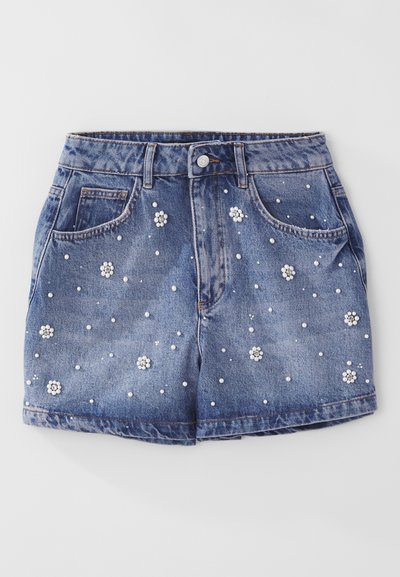 Shorts in denim con una tonalità azzurro chiaro, con decorazioni di perle e fiori su tutta la superficie e design tradizionale a cinque tasche.