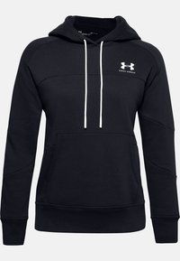 Černá mikina s klokankou, bílé tkaničky a malé bílé logo Under Armour na hrudi. Vyrobena z měkké, strukturované tkaniny.