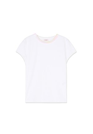 Valkoinen lyhythihainen t-paita, jossa on pyöreä pääntie ja hillitty pastellivärinen kukkaompeleilla koristeltu reunus.