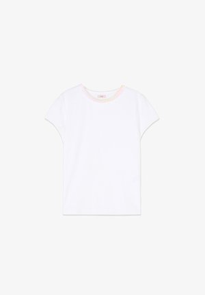 T-shirt blanc à manches courtes avec un col rond, orné d'une bordure discrète de broderie florale aux couleurs pastel.