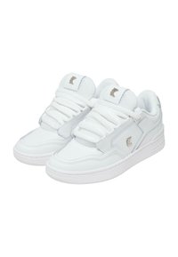 Hvide sneakers med struktureret læder og mesh-detaljer, udstyret med tykke snørebånd og et sølvlogo på tungen, polstret krave og flad sål.
