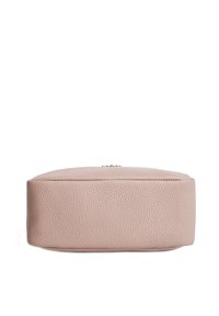 Pochette in pelle rosa pallido con finitura testurizzata, forma rettangolare e design senza cuciture. Include una sottile accentatura in metallo dorato sulla parte superiore.