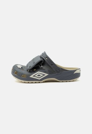 Crocs UMBRO CLASSIC UNISEX - Mules - bone/slate grey