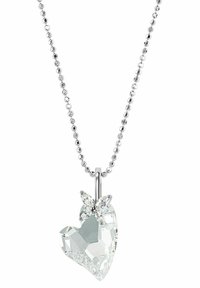 Collana d'argento con un pendente a forma di cuore trasparente e sfaccettato, impreziosita da un design di farfalla, caratterizzata da una superficie liscia e lucida e una catena delicata.